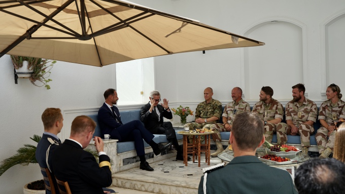 Kronprinsen fikk også møte norske styrker i utlandet. Foto: Ambassaden i Amman